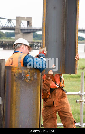 Construction de l'batardeaux sur la rive sud de la rivière Forth, Ecosse Banque D'Images