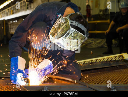 160518-N-Go595-217SAN DIEGO (Mai 18, 2016) - 3ème classe Technicien de coque, Ian Williams, de Moriah, New York, coupe une barrière métallique pour un espace de stockage dans l'île de l'USS Makin (DG 8) entreposage de véhicule supérieur. Basée à San Diego le navire d'assaut amphibie est en pleine phase de formation de base en vue d'un déploiement prévu cet automne. (U.S. Photo par marine Spécialiste de la communication de masse Seaman Clark Lane/libérés) Banque D'Images