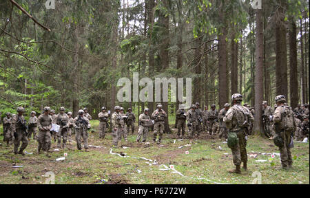Troopers du 5e Escadron, 7e régiment de cavalerie de mener une répétition générale le 17 mai, qui se préparent à commencer la force contre force combinée de résoudre VI à Hohenfels, Allemagne. Résoudre combiné VI est un escadron d'action décisive au niveau de rotation au centre de préparation interarmées multinationale peut 5-25 c'est l'escadron de cavalerie sur la formation ainsi que des tâches de reconnaissance. (Photo par le Major Randy prêt) Banque D'Images