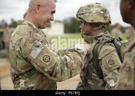 Le Sgt commande. Le major Santos Cavazos, du 2e Bataillon, 325e Régiment d'infanterie aéroporté, 2e Brigade Combat Team, 82nd Airborne Division pins Sgt. 1re classe Cesar Hembree avec un maître à la suite d'un insigne de parachutiste saut pendant la compétence Samedi Programme Jump (SPJP) à Fort Bragg, Caroline du Nord le 21 mai 2016. L'SPJP s'inspire de l'expérience, de compétence, et de la confiance des parachutistes, assurer le XVIII Airborne Corps et 82e Division aéroportée sont prêtes pour des missions d'intervention. (Photo par le Sgt. Tierney P. Curry)(1992) Banque D'Images