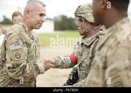 Le Sgt commande. Le major Santos Cavazos, du 2e Bataillon, 325e Régiment d'infanterie aéroporté, 2e Brigade Combat Team, 82nd Airborne Division félicite le Sgt. 1re classe Cesar Hembree après avoir obtenu sa maîtrise à la suite d'un insigne de parachutiste saut pendant la compétence Samedi Programme Jump (SPJP) à Fort Bragg, Caroline du Nord le 21 mai 2016. L'SPJP s'inspire de l'expérience, de compétence, et de la confiance des parachutistes, assurer le XVIII Airborne Corps et 82e Division aéroportée sont prêtes pour des missions d'intervention. (Photo par le Sgt. Tierney P. Curry)(1992) Banque D'Images