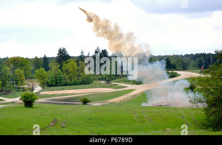 A M1 Assault Breacher véhicule à partir de 10e bataillon du génie, 1st Armored Brigade Combat Team, 3ème Division d'infanterie de forêt une fusée avec une ligne de déminage pour franchir un obstacle pendant leur artillerie Tableau XII à Grafenwoehr Domaine de formation, l'Allemagne le 19 mai. Un MICLIC est un lance-ligne explosive charge utilisée pour violer les obstacles et de mines avec plus de 1 700 livres d'explosifs C-4. Sur la table de tir de qualification certifie le peloton et les prépare à exercer Anakonda 16 qui se tiendra en Pologne du 7 au 17 juin. Anakonda est un exercice dirigée par la Pologne qui comprendra plus de 25 000 particip Banque D'Images