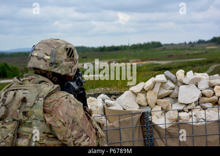 Un soldat du 10e bataillon du génie, 1st Armored Brigade Combat Team, 3ème Division d'infanterie s'engage dans une cible au cours d'artillerie Tableau XII à Grafenwoehr Domaine de formation, l'Allemagne le 19 mai. Les pelotons sont sur la table de tir pour être certifié et préparé pour exercer Anakonda 16 qui se tiendra en Pologne du 7 au 17 juin. Anakonda est un exercice dirigée par la Pologne qui comprendra plus de 25 000 participants de 24 nations, le soutien de la qualité et des mesures de dissuasion en faisant preuve de capacités de défense à déployer, de la masse et de soutenir la lutte contre le pouvoir. (Photo par le Major Randy prêt) Banque D'Images