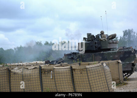 Un M2A3 véhicule de combat Bradley engage cibles à l'aide d'un canon de 25 mm dans le cadre d'un tir de peloton Tableau XII à Grafenwoehr Domaine de formation, l'Allemagne le 19 mai. 10e bataillon du génie de pelotons, 1st Armored Brigade Combat Team, 3ème Division d'infanterie sont admissibles sur la table de tir pour être certifié et préparé pour exercer Anakonda 16 qui se tiendra en Pologne du 7 au 17 juin. Anakonda est un exercice dirigée par la Pologne qui comprendra plus de 25 000 participants de 24 nations, le soutien de la qualité et des mesures de dissuasion en faisant preuve de capacités de défense à déployer, de la masse et de soutenir la lutte contre le pouvoir. (Photo Banque D'Images