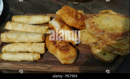 Partie d'un petit-déjeuner turc traditionnel servi dans Kayakoy près de Fethiye, Turquie Banque D'Images