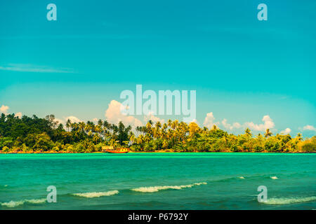 Belle plage de sable avec des palmiers et un bateau à voile dans la mer turquoise sur la Jamaïque Paradise Island. Banque D'Images