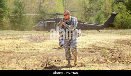 FORT DRUM - New York Garde nationale d'armée, le général Harry Miller, commandant de la 42e Division d'infanterie débarque à un UH-60 Blackhawk hélicoptère après l'observation d'une série d'agression de l'air formation mission menée en coopération entre les aviateurs de la 42e Brigade d'aviation de combat et des soldats de l'infanterie 2-108e à Fort Drum le 20 mai 2016 . Au cours de l'exercice des hélicoptères de la 3e bataillon du 142e rapidement inséré les fantassins de l'Aviation bataille en leur permettant de fixer les objectifs clés dans la face de résistance de l'ennemi. (US Army National Guard photo par le Sgt. Alexander Re Banque D'Images