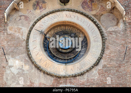 Tour de l'horloge du Palais de la raison (Palais de la raison avec la Torre dell'Orologio) à Mantoue, Italie Banque D'Images