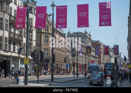 Londres, Royaume-Uni. Royal Academy of Arts en accrochant des drapeaux sur Piccadilly une journée d'été, juin 2018 Banque D'Images