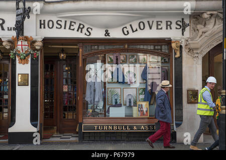 Turnbull et Asser, gentlemans bespoke Royal comme shirtmaker et tiemaker à Jermyn Street in London's St James's. Banque D'Images