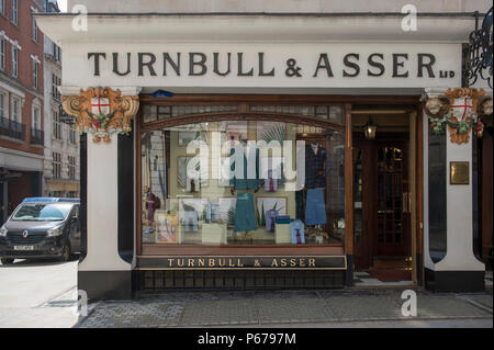 Turnbull et Asser, gentlemans bespoke Royal comme shirtmaker et tiemaker à Jermyn Street in London's St James's. Banque D'Images