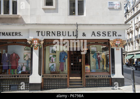 Turnbull et Asser, gentlemans bespoke Royal comme shirtmaker et tiemaker à Jermyn Street in London's St James's. Banque D'Images