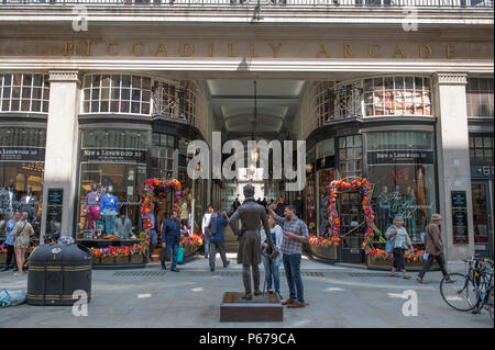 Piccadilly classé Grade II entrée Arcade à Jermyn Street in London's St James's, ouvert à l'origine en 1909. Banque D'Images