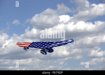 Skateboard volant avec USA drapeau sur un ciel bleu et nuages closeup Banque D'Images