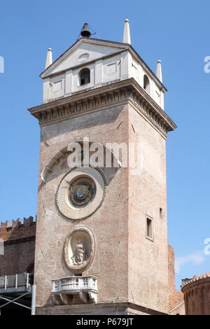 Tour de l'horloge du Palais de la raison (Palais de la raison avec la Torre dell'Orologio) à Mantoue, Italie Banque D'Images