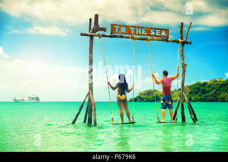 Couple sur Paradise beach resort de miel partage Banque D'Images