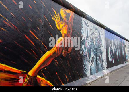 30 juin 2017 : Peinture et Graffiti sur l'Eastside Gallery de Berlin, Allemagne. Banque D'Images
