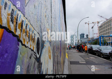 30 juin 2017 : Peinture et Graffiti sur l'Eastside Gallery de Berlin, Allemagne. Banque D'Images
