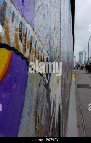 30 juin 2017 : Peinture et Graffiti sur l'Eastside Gallery de Berlin, Allemagne. Banque D'Images