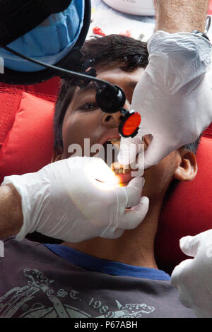 Patient reçoit des soins dentaires à l'exercice de préparation médicale à la Blanca, Guatemala, May 24,2016. Task Force Red Wolf et de l'Armée mène du sud de l'aide civile humanitaire Formation pour inclure les projets de construction et de niveau tatical préparation médicale Exercices de formation médicale fournissant l'accès et la création d'écoles au Guatemala avec l'Guatamalan gouvernementaux et non gouvernementaux à partir de 05Mar16 à 18JUN16 afin d'améliorer la préparation aux missions des Forces armées des Etats-Unis et de fournir un avantage durable pour les habitants de Guatemala. (U.S. Photo de l'armée par la CPS Kristen Root/libéré) Banque D'Images