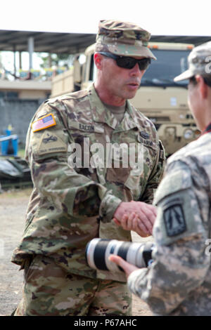 Le brigadier de l'armée américaine. Le général Gregray Bacon, avec la Garde nationale de l'Arkansas l'exercice de préparation des visites médicales, dans la région de Blanca, Guatemala, le 24 mai 2016 Groupe de travail.Red Wolf et de l'Armée mène du sud de l'aide civile humanitaire Formation pour inclure les projets de construction au niveau tactique et de préparation d'exercices de formation médicale médicale fournissant l'accès et la création d'écoles au Guatemala avec le Gouvernement guatémaltèque et les organismes non gouvernementaux à partir de 05MAR16 à 18JUN16 afin d'améliorer la préparation aux missions des Forces armées des Etats-Unis et de fournir un avantage durable pour le peuple du Guatemala. (U.S. Photo de l'armée par la CPS. Banque D'Images