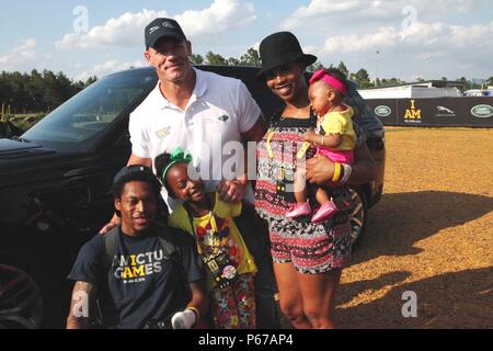 John Cena, au centre, pose avec le vétéran du Corps des Marines américain Anthony McDaniel et sa famille au cours de l'accueil à l'Invictus 2016 Jeux à l'ESPN Wide World of Sports à Orlando, en Floride, le 11 mai 2016. L'Invictus Games est un concours sportif adapté pour les blessés, malades et blessés militaires et anciens combattants. (U.S. Marine Corps Photo par le Capitaine Andrew Bolla/libérés) Banque D'Images