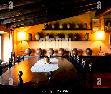 Avis d'une grande table à manger en bois dans une salle à manger Banque D'Images