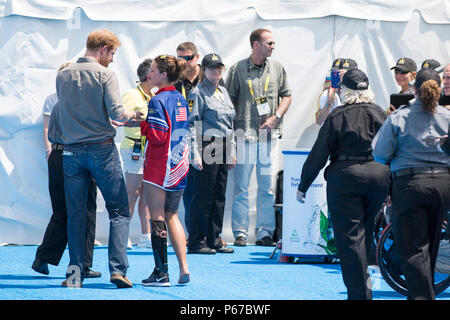 Elizabeth Marks, États-Unis, le prince Harry donne sa médaille après la cérémonie des médailles au cours de l'Invictus, 2016 Jeux ESPN Wide World of Sports, Orlando, Floride, le 11 mai 2016. L'Invictus Games sont une compétition sportive qui a été créé par le prince Harry du Royaume-Uni, après avoir été inspiré par les jeux de guerrier du DoD. Cet événement réunira des blessés, malades et blessés militaires et anciens combattants de 15 pays pour des événements y compris : tir à l'arc, randonnée à vélo, l'aviron, la dynamophilie, le volleyball assis, natation, athlétisme, basket-ball en fauteuil roulant, la course en fauteuil roulant, roue Banque D'Images