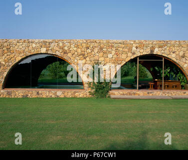 Vue d'une piscine intérieure vue à travers les arches Banque D'Images