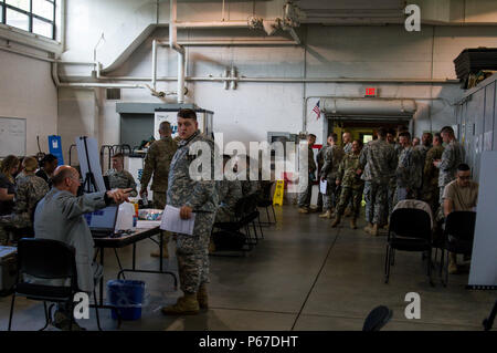 Des soldats de la réserve de l'Armée américaine affecté à la 303e Compagnie de Police militaire de participer à une évaluation périodique de santé à Jackson, Michigan, le 14 mai. L'évaluation est organisé chaque année et fait en sorte que les soldats sont conformes à leur préparation médicale. (U.S. Photo de l'armée par le Sgt. Audrey Hayes) Banque D'Images