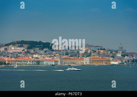 Vue sur les toits de la ville de Lisbonne avec des bateaux sur le Tage ; Concept pour voyager au Portugal et visiter Lisbonne Banque D'Images