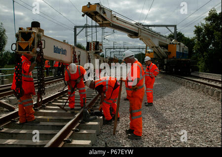 Balfour Beatty est largement admiré Kirov Crane abaisse panneaux de voie en place à Bourne End en août 2003 au cours de la West Coast Main Line mise à niveau. Banque D'Images