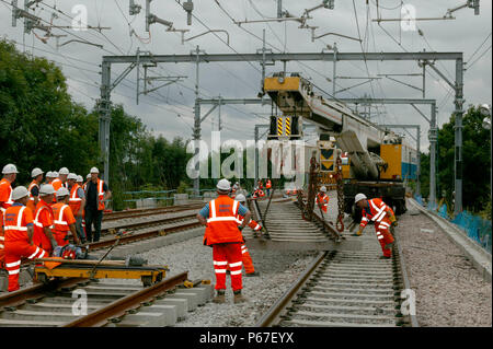 Balfour Beatty est largement admiré Kirov Crane abaisse panneaux de voie en place à Bourne End en août 2003 au cours de la West Coast Main Line mise à niveau. Banque D'Images