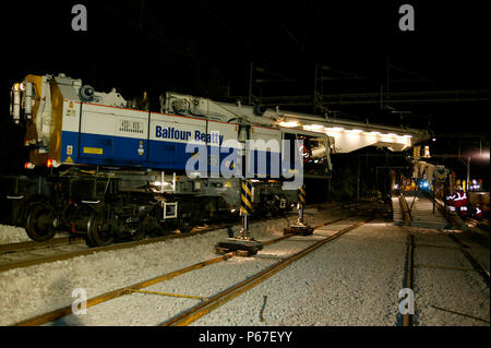 Balfour Beatty est largement admiré Kirov Crane abaisse panneaux de voie en place à Bourne End en août 2003 au cours de la West Coast Main Line mise à niveau. Banque D'Images