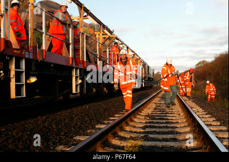 La pose de câbles à Fenny Compton pendant l'resignaling du Cherwell Valley line. Dimanche 19 octobre 2003. Banque D'Images