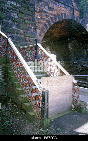 Derelect Gare passerelle avec home fait signer aucune issue. C 1993 Banque D'Images