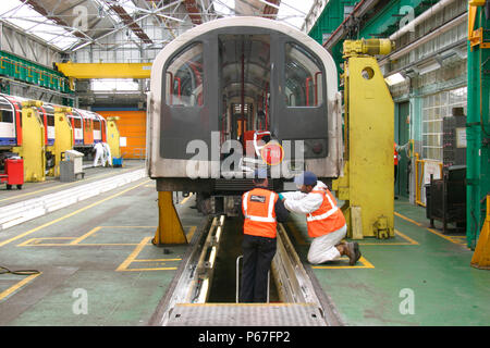 Effectuer des travaux d'ingénieurs sur le métro de Londres à l'arrivée des œuvres à Ruislip dans l'ouest de Londres. Mai 2004. Banque D'Images