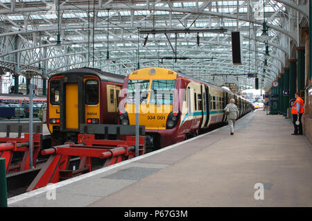 La gare centrale de Glasgow. Local commerciale services à la plate-forme. Avril 2005. Banque D'Images