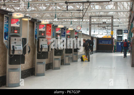 La gare centrale de Glasgow. Les cabines téléphoniques sur la gare. Avril 2005. Banque D'Images
