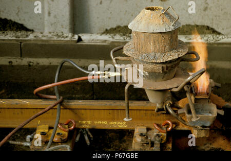 Se joindre à rail à l'aide de la technique de soudage thermit. C2003 Banque D'Images