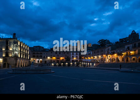 Vue de nuit sur la Plaza Mayor à Trujillo, Estrémadure, Espagne Banque D'Images