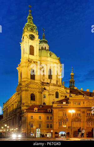 L'église de Saint Nicolas dans la nuit, Prague, République Tchèque Banque D'Images