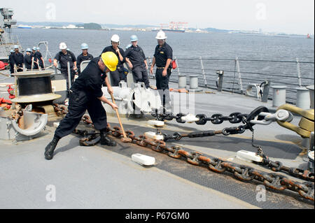 La baie de Tokyo, Japon - Maîtres Mate 1re classe Stephen Ware, affecté à la classe Arleigh Burke destroyer lance-missiles USS Curtis Wilbur (DDG 54), mans son ancre et la mer détail station comme commandant le navire quitte la flotte, Yokosuka, activités le 16 mai. Curtis Wilbur est en patrouille dans la zone 7e flotte des opérations à l'appui de la sécurité et de la stabilité dans l'Indo-Asia pacifique. (U.S. Photo par marine Spécialiste de la communication de masse/Hilkowski Ellen 3e classe) Parution Banque D'Images