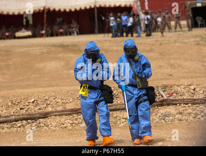 Les membres de la forces armées jordaniennes participent à un produit chimique, biologique, radiologique et nucléaire (CBRN) pendant l'exercice de démonstration lion avide 16 en dehors d'Amman, de Jordanie le 18 mai 2016. 16 Lion avide est un militaire américain d'exercice avec le Royaume hachémite de Jordanie visant à renforcer les relations et l'interopérabilité entre les pays partenaires. (U.S. Photo par Marine Corps. Lance le Cpl Alejandro Dominguez/libérés) Banque D'Images