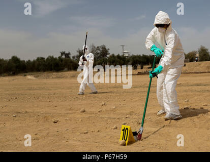 Les membres de la forces armées jordaniennes participent à un produit chimique, biologique, radiologique et nucléaire (CBRN) pendant l'exercice de démonstration lion avide 16 en dehors d'Amman, de Jordanie le 18 mai 2016. 16 Lion avide est un militaire américain d'exercice avec le Royaume hachémite de Jordanie visant à renforcer les relations et l'interopérabilité entre les pays partenaires. (U.S. Marine Corps photo par lance le Cpl Alejandro Dominguez/libérés) Banque D'Images