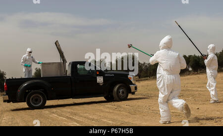 Les membres de la forces armées jordaniennes participent à un produit chimique, biologique, radiologique et nucléaire (CBRN) pendant l'exercice de démonstration lion avide 16 en dehors d'Amman, de Jordanie le 18 mai 2016. 16 Lion avide est un militaire américain d'exercice avec le Royaume hachémite de Jordanie visant à renforcer les relations et l'interopérabilité entre les pays partenaires. (U.S. Marine Corps photo par lance le Cpl Alejandro Dominguez/libérés) Banque D'Images