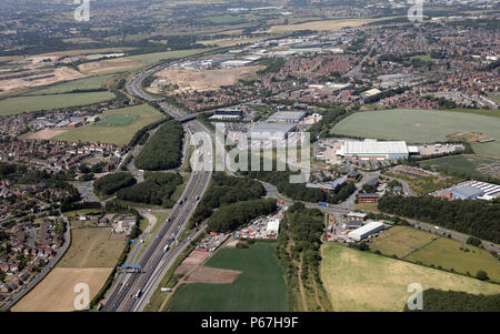 Vue aérienne de la jonction 28 de l'autoroute M62 à Morley, Leeds Banque D'Images
