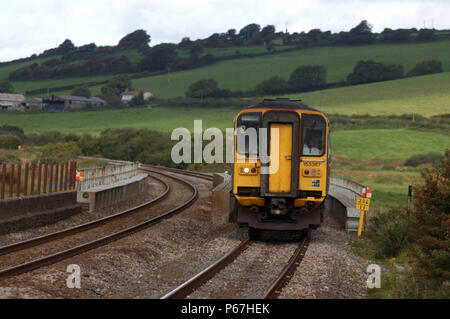 La Great Western Railway en 2004. . Kidwelly L'unité de classe 153 avec plate-forme d'approches Milford Haven - Swansea service. Banque D'Images