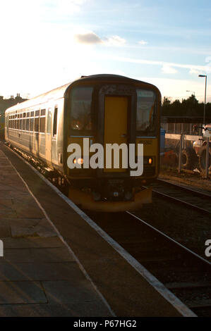 La Great Western Railway. St Erth St Ives - service de la direction générale s'écarte de la gare St Erth. Novembre 2004. Banque D'Images