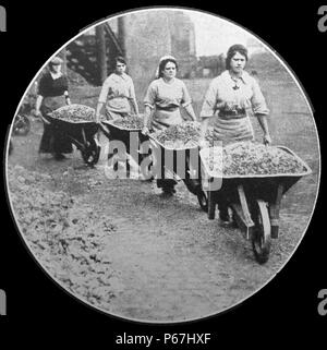 Les femmes qui font le travail de guerre. Chargement de charbon à Coventry, Angleterre pendant la première guerre mondiale 1916 Banque D'Images